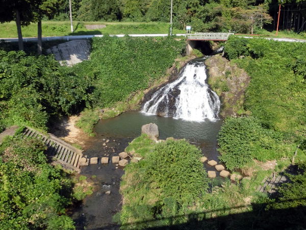 （写真１１）県道の橋の上から見た不動滝