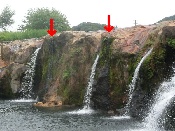 （写真１０・下）十二ヶ滝に更に接近（中央部分を拡大）