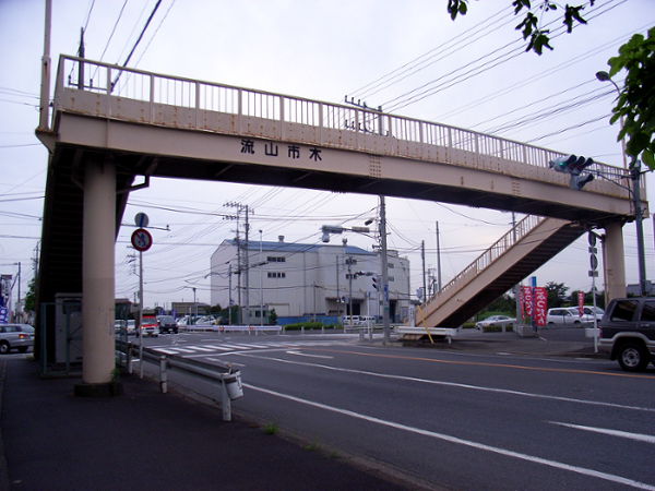 （写真６・上）木交差点の歩道橋・近景