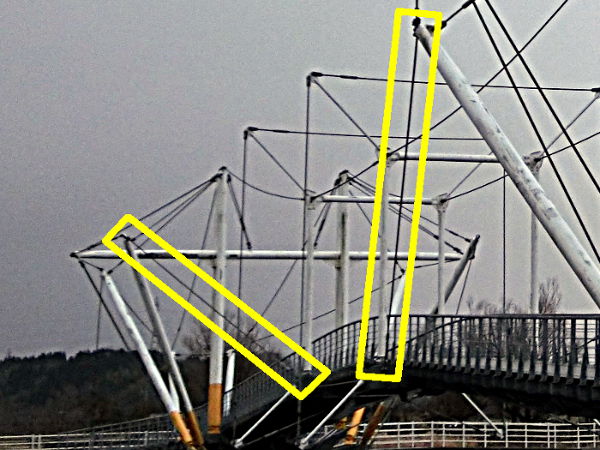（写真７）十二町潟横断橋の橋柱と橋桁を結ぶケーブル