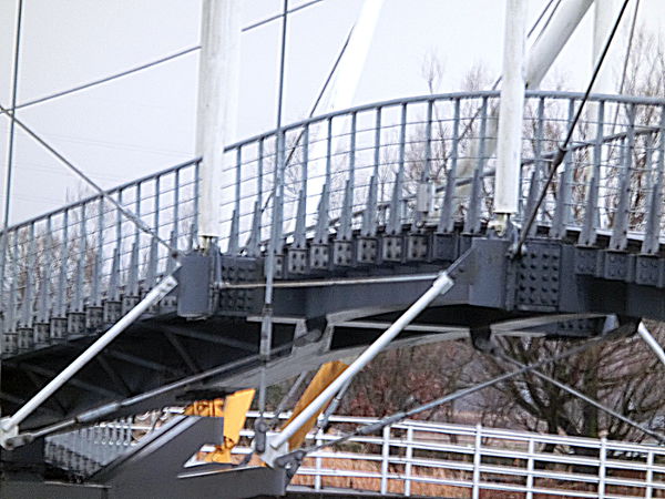 （写真８）十二町潟横断橋の橋桁とケーブルが接続されている付近