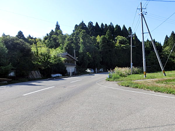 （写真２・下）石川県道２３６号線（西方向を撮影）