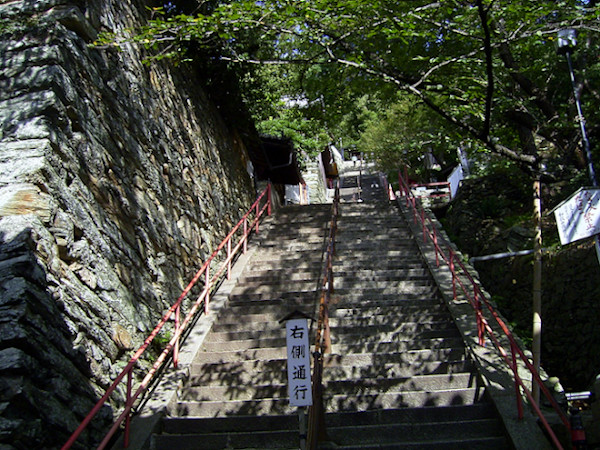 （写真２）紀三井寺の境内へと向かう石段の途中