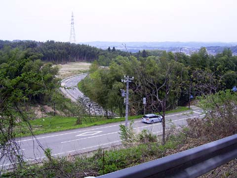 （写真３）金沢市山川町のループ道・東側