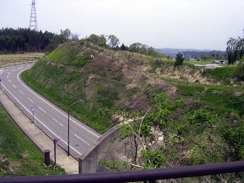 （写真４）金沢市山川町のループ道・山川隧道直上