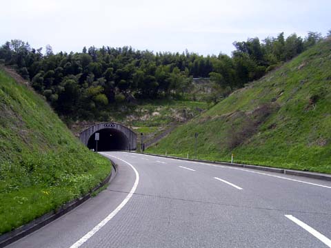 （写真８）金沢市山川町のループ道・山川隧道