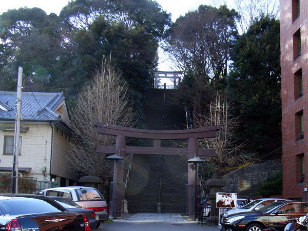（写真１２）愛宕神社の大鳥居と男坂・女坂全景