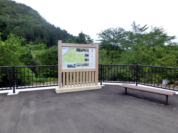 （写真４・上）「寄り道パーキング布橋十二ヶ滝」の説明板