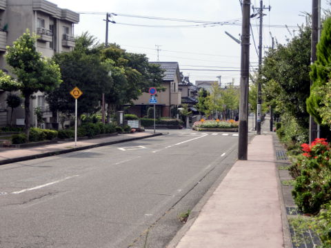 （写真４）円光寺ロータリーと標識（東側から撮影）。