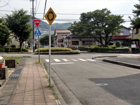 （写真７）円光寺ロータリーと標識（北側から撮影）。