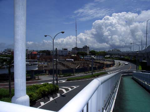 （写真１）嘉手納ロータリー・南側歩道橋から東側を望む